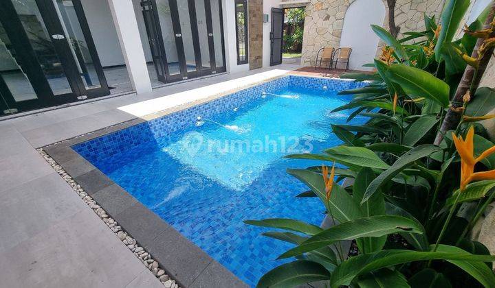 Rumah mewah ada pool di Jajar laweyan solo SHM Baru gress 2