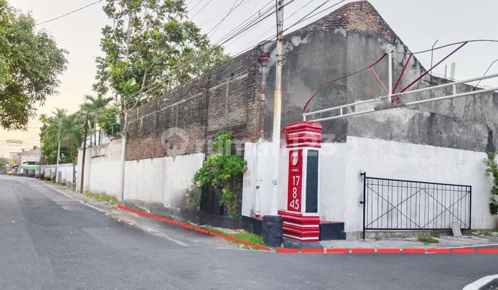 Hook Land on Tipes Main Road, Serengan, Bonus with Old Building Hook Land on Tipes Main Road, Serengan, Bonus with Old Building