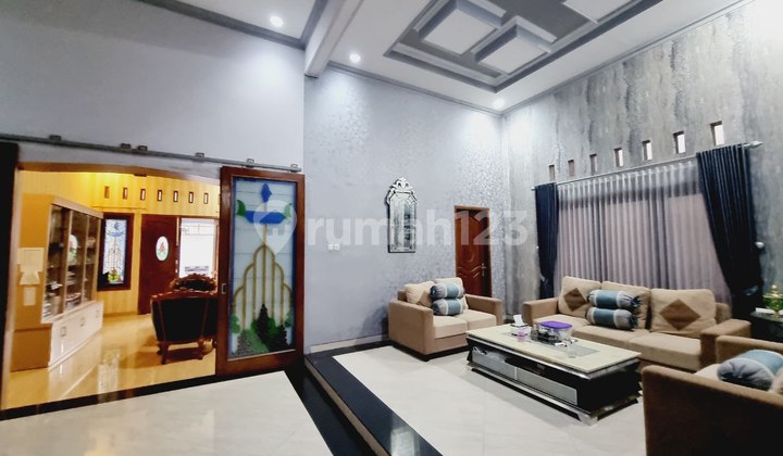 Rumah Mewah Luas Dekat Manahan Akses Jalan Besar Banjarsari Solo