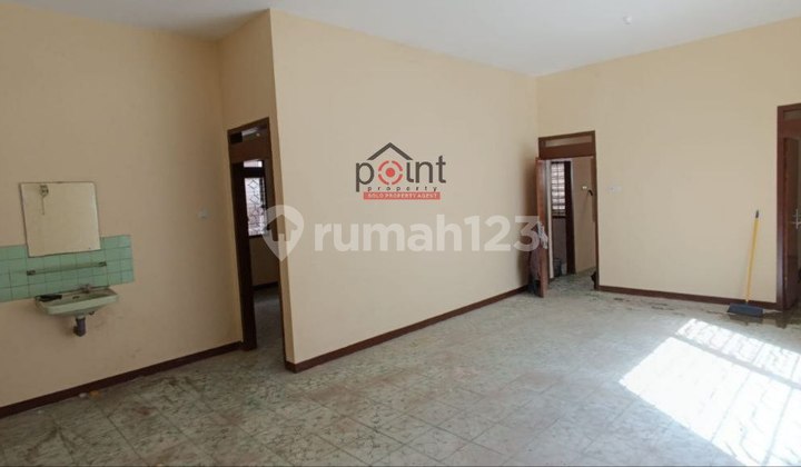 Old House, Spacious, Near Mosque and Main Road, Quick Sale 2