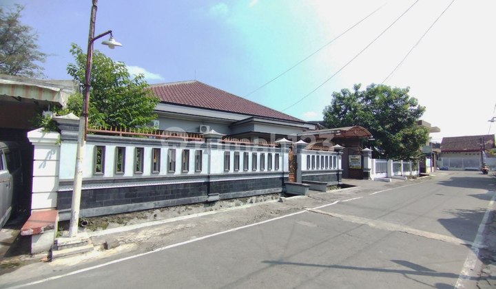 Nice Spacious House Only 150m to Adi Sucipto Street Near De Tjolomadu 2