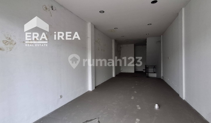 Ready-to-Use Shop House in a Strategic Location for Business or Office 2