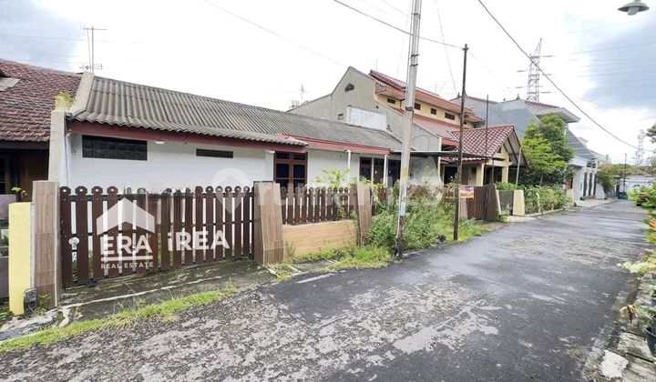 Ready-to-Live House in Laweyan, Good Condition