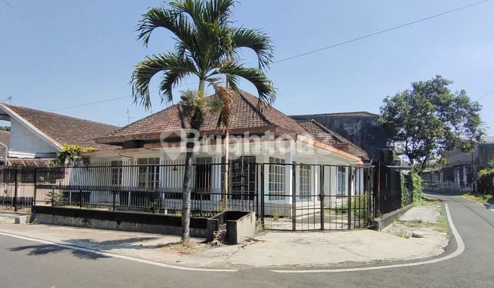 CLASSIC HOUSE SUITABLE FOR A CAFE IN THE CENTER OF MALANG CITY CLASSIC HOUSE SUITABLE FOR A CAFE IN THE CENTER OF MALANG CITY