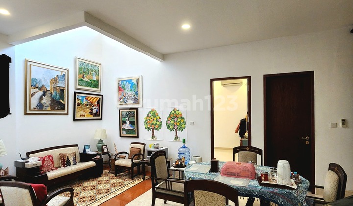 Rumah Mewah 3Lt, Hdp. Selatan, Semi Furnished, Kompl. di Perdatam 2