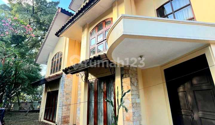 Rumah 2Lt, Hdp. Barat Laut, Hal. Luas, dlm Prmhn Villa Cinere Mas