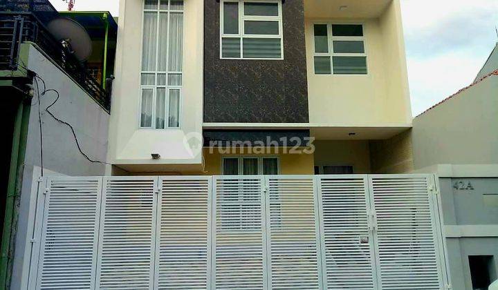 Rumah 2lt, Semi Furnished, Lingk. Nyaman Dan Strategis, Poltangan 1