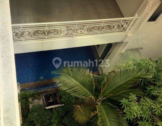 Rumah 2lt, Pool, Semi Furnished, Hdp. Barat, di Taman Radio Dalam 2