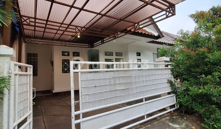 Rumah 1.5Lt, Hdp Barat, Semi Furnished, dlm Prmhn di Villa Delima