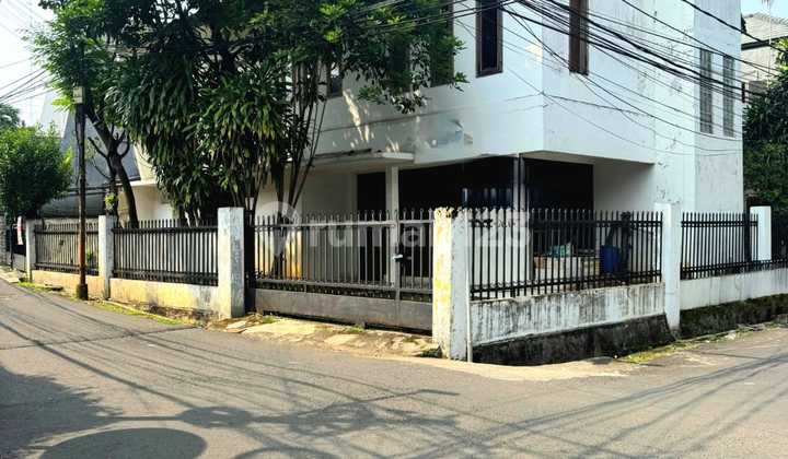 Rumah Hook 2Lt, Hdp Selatan, Balkon, Nyaman & Strategis di Cipete