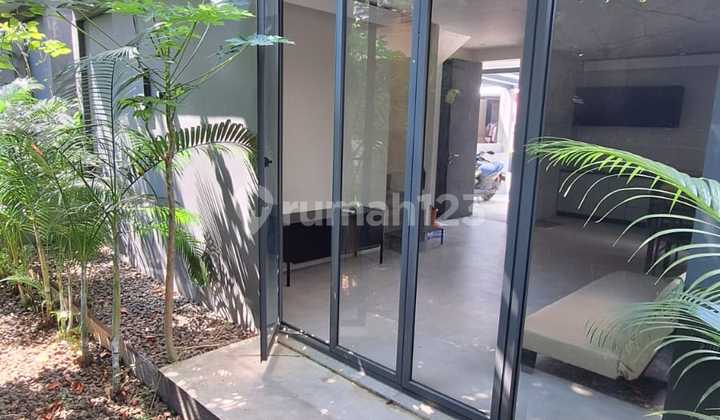 Rumah 2Lt Hdp Selatan, Semi Furnished, Siap Huni Yve Habitat Limo