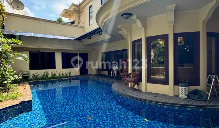 Rumah Cantik 2Lt, Balkon, Semi Furnished, Pool, Cluster di Kemang