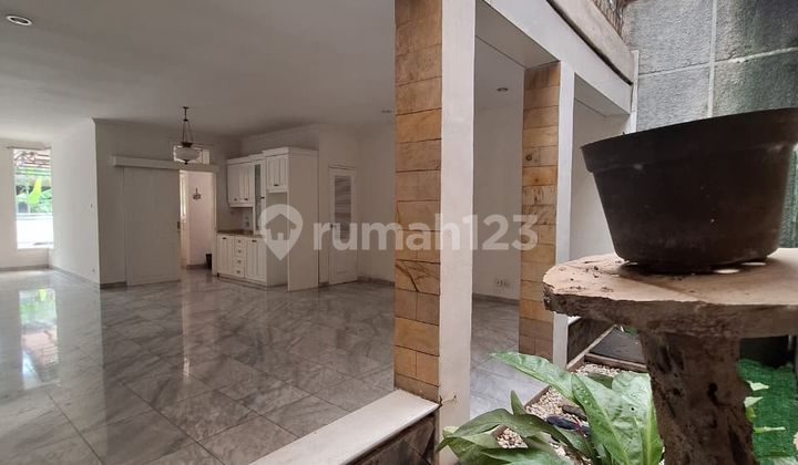 Rumah 1.5Lt, Hdp Barat, Semi Furnished, dlm Prmhn di Villa Delima 2