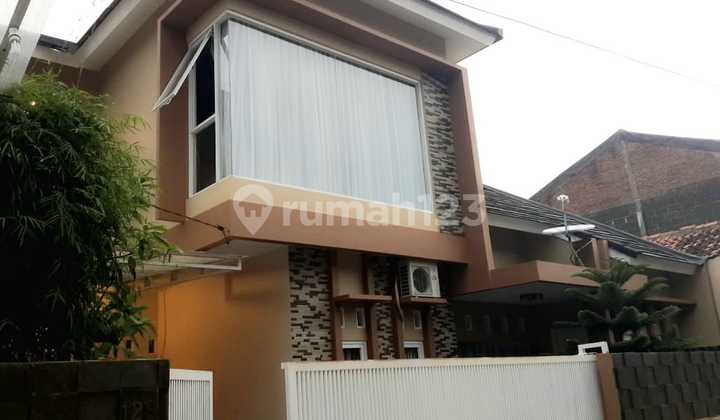 Rumah 2Lt, Hdp. Timur, Semi Furnished, Komplek. Kav. di Jagakarsa
