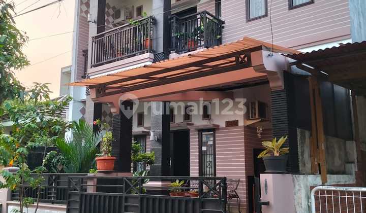 Rumah 2.5Lt, Hdp. Selatan, Semi Furnished, Prmhn Griya Depok Asri