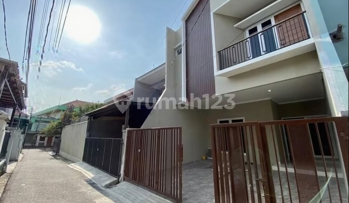 Rumah 2.5Lt. dgn Rooftop, Balkon, Hdp. Selatan, Tebet Timur Dalam