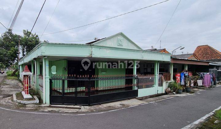 Jual Cepat || Rumah Second Strategis Pinggir Jalan Besar Dekat Luwes Kartasura 4