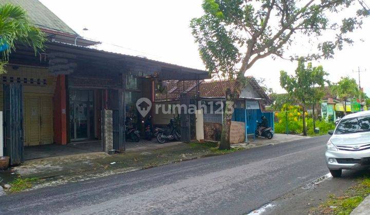 Rumah 3 Lantai Tepi Jalan di Jl.Banyuanyar Dekat Pintu Tol 1