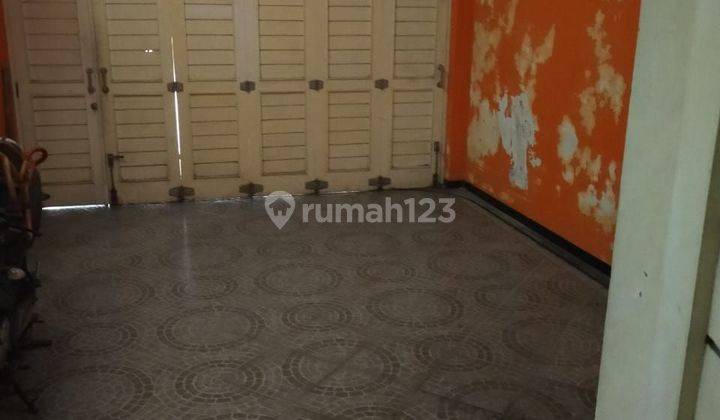 Rumah 3 Lantai Tepi Jalan di Jl.Banyuanyar Dekat Pintu Tol 2