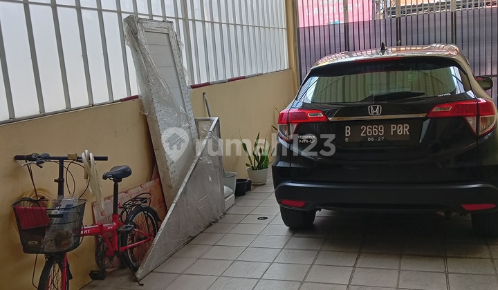 3.5-Story Shop House for Sale, Good Condition in Kemayoran, Central Jakarta 2