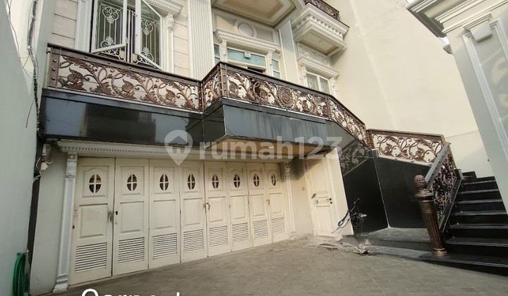 Jarang Ada! Rumah European Style di Taman Palem Lestari