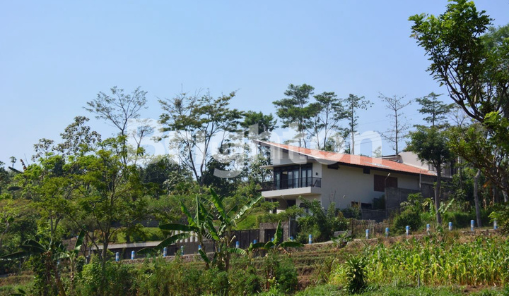 A spacious house with a view of Mount Malang Batu. A spacious house with a view of Mount Malang Batu.