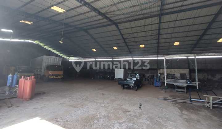 Gudang Dan Tanah Poros Jalan Raya Provinsi Surabaya Malang