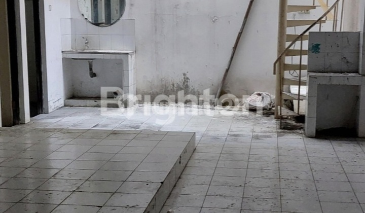 Strategic Shop House in Central City Location on Gajah Mada Street, Semarang 2