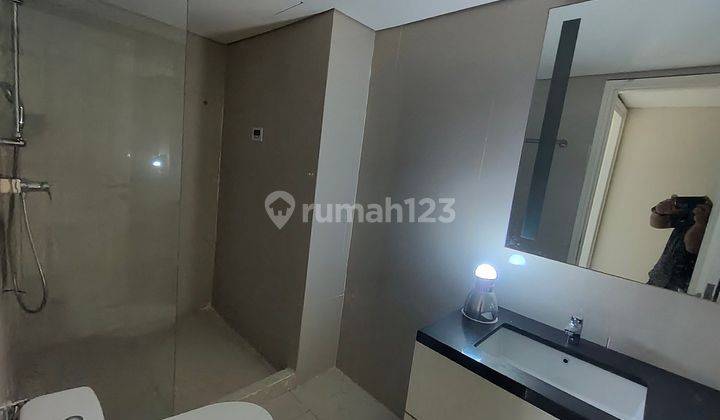 Apartement Louis Kienne 2 BR Semi Furnished Bagus 6