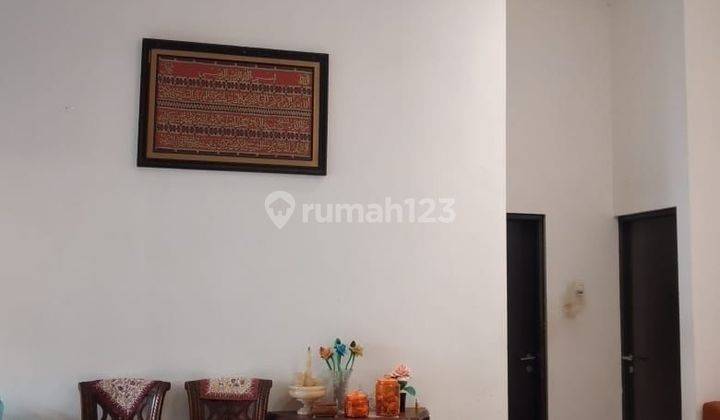 ruang keluarga rumah bagus unfurnished shm di