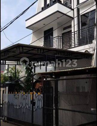 Rumah 3 lantai di Daan Mogot Estate 2