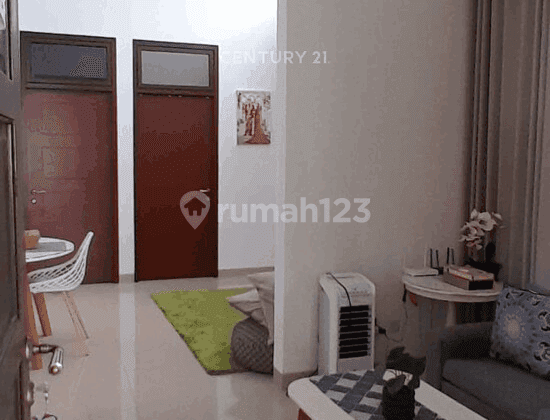 ruang tamu rumah strategis perumahan grand cimandala