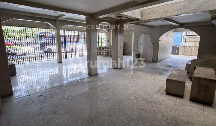 Strategic Business Location in the Culinary Center Area on Jl Achmad Adnawijaya 2