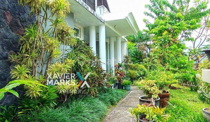 tampak depan rumah cantik asri di ijen