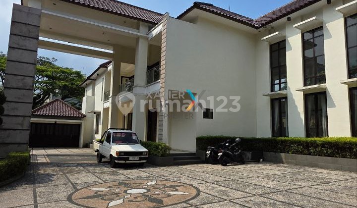 Rumah Megah dengan Private Pool di Ijen Nirwana, Malang