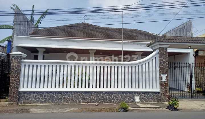 Rumah Terawat Siap Huni Tengah Kota Di Pinggir Jl. Raya Kaliurang Rumah Terawat Siap Huni Tengah Kota Di Pinggir Jl. Raya Kaliurang