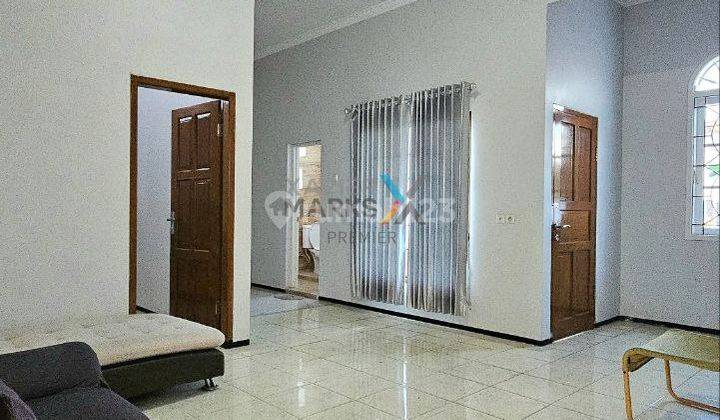 ruang keluarga rumah 2 lantai siap huni