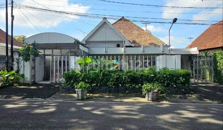 Rumah Klasik Di Jalan Tangkuban Perahu Klojen Kota Malang Rumah Klasik Di Jalan Tangkuban Perahu Klojen Kota Malang