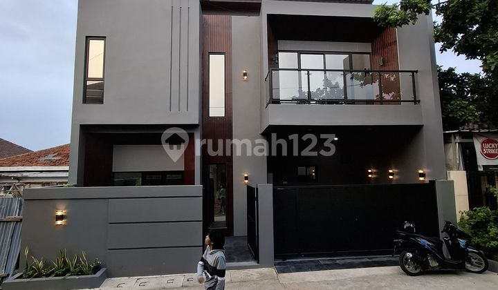 Luxurious Elegant 2-Story House Strategically Located in the City Center 2