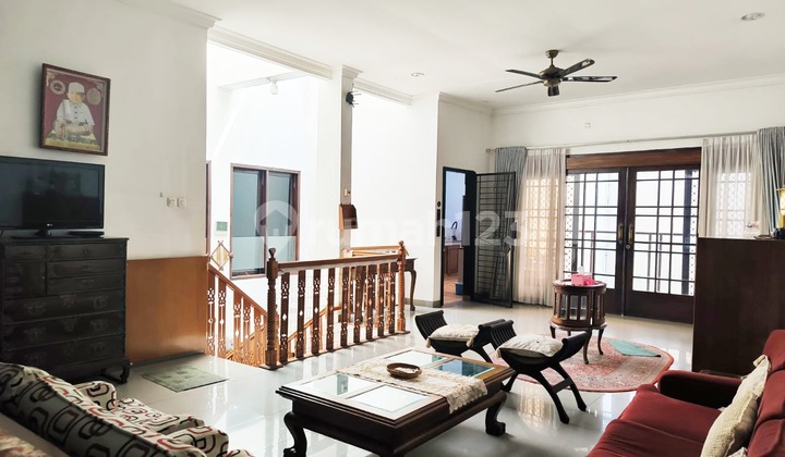 House for sale in Senopati area, wide road and quiet neighborhood. 2