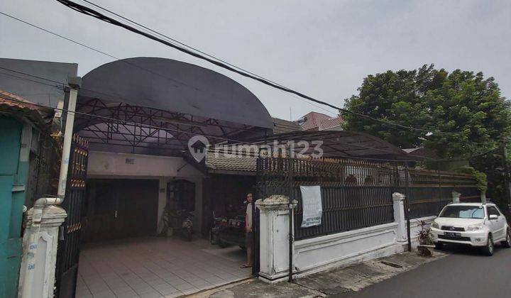 Rumah Besar Lokasi Pinggir Jalan Bisa Untuk Usaha atau Kos2 an Lokasi Strategis Di Jakarta Selatan  1