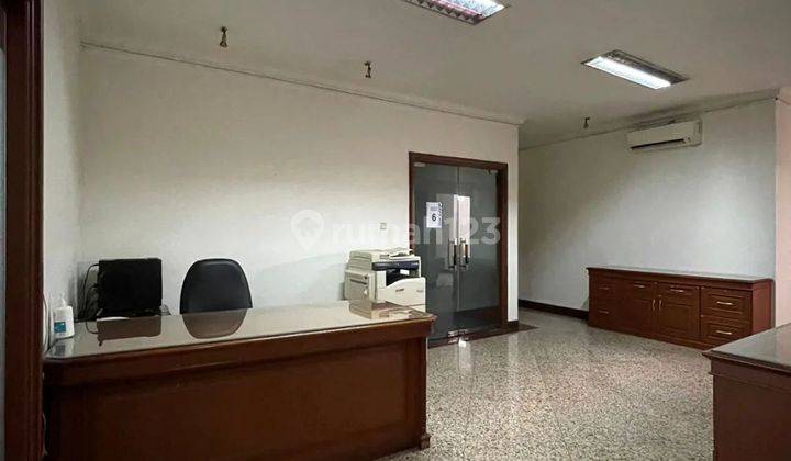 Gedung 3 lantai di kebayoran baru dekat senopati tendean 7