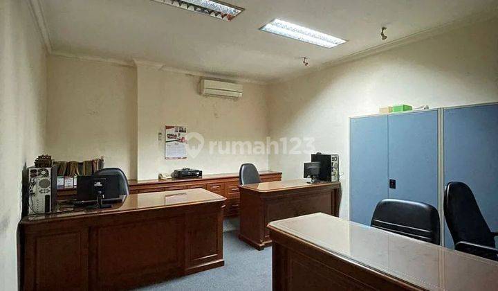 Gedung 3 lantai di kebayoran baru dekat senopati tendean 9