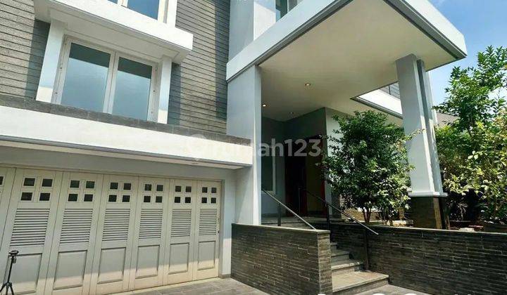 Pondok Indah, Rumah Modern Siap Huni Dekat Bukit Golf  1