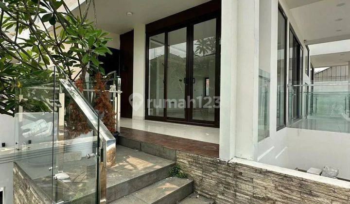 Cilandak, Rumah Modern 3 Lantai Dlm Townhouse Dekat Akses Tol 2