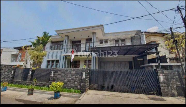 Rumah Mewah Siap Huni di Jl Riau Bandung 2 Lantai Bangunan Terawat 1