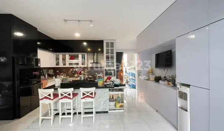 Modern Move-In Ready House in Arcamanik, Bandung, with Swimming Pool, Well-Maintained Building, Furnished. 2