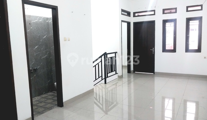 Rumah 2 Lantai di Turangga Bandung Bangunan Terawat Siap Huni Rumah 2 Lantai di Turangga Bandung Bangunan Terawat Siap Huni