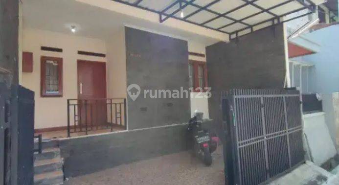 Rumah siap huni di Sarijadi Bandung Bangunan 2 Lantai Terawat 1