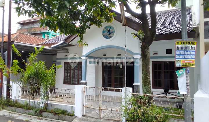 Ready-to-Occupy House in Lengkong Bandung, 2-Story Well-Maintained Building. Ready-to-Occupy House in Lengkong Bandung, 2-Story Well-Maintained Building.